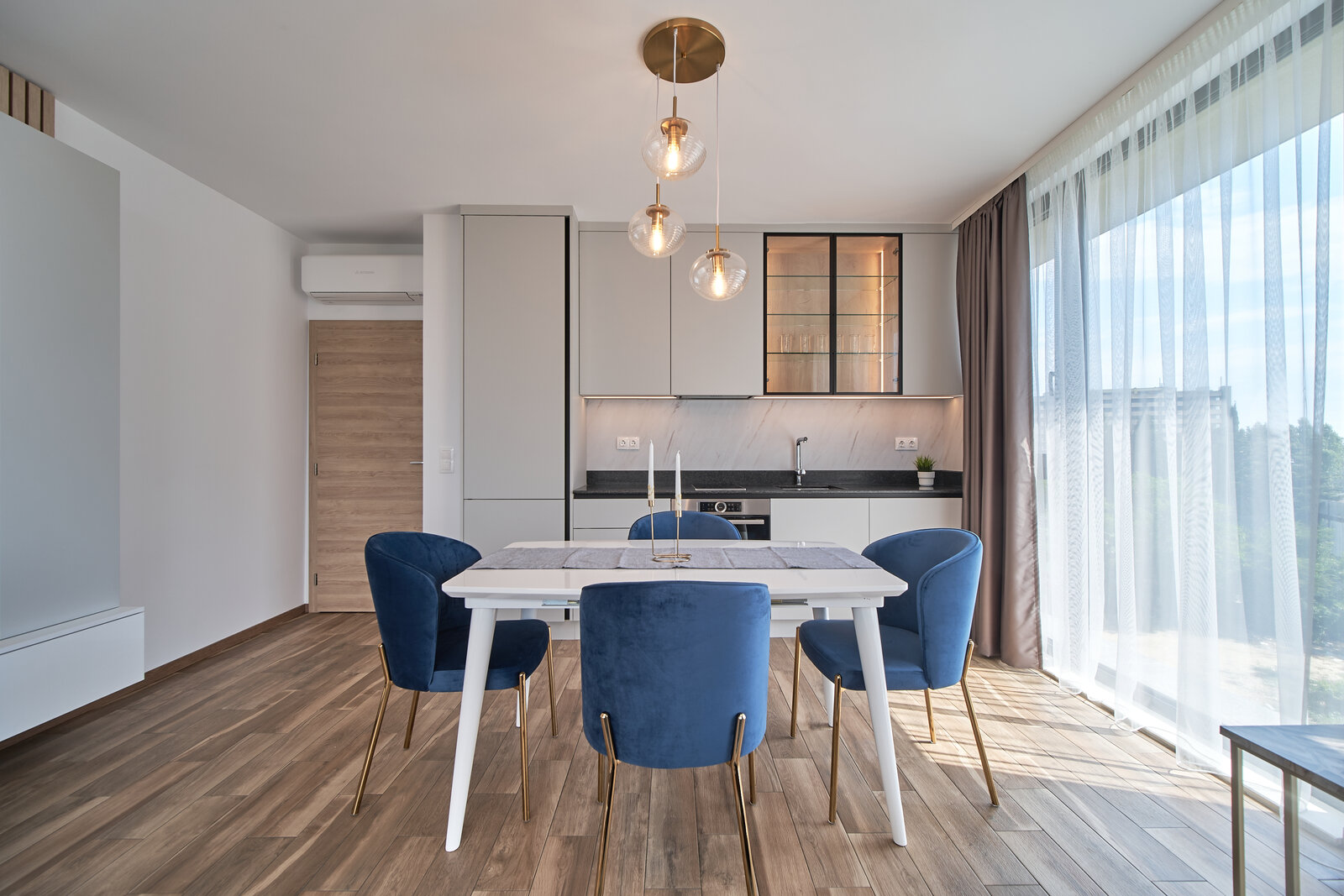 Мебели за хол и дневна по поръчка във Варна — реализиран проект 4